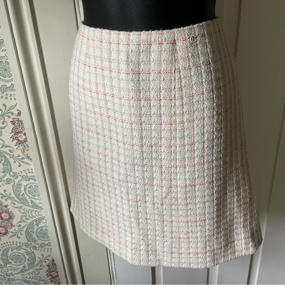CHANEL Vintage 2004 Pink and Cream Tweed Bouclé Skirt